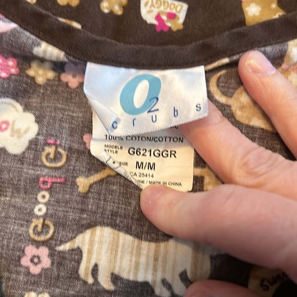 Size medium puppy dog scrub top ties in the back - Picture 4 of 4